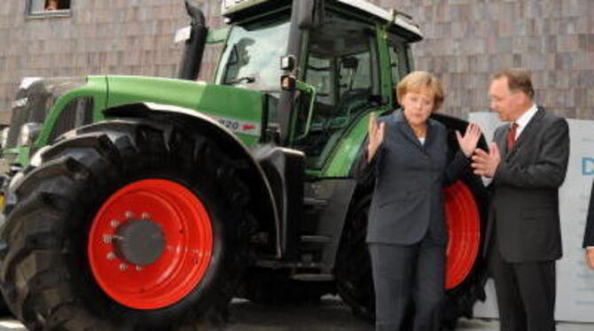 Große Maschinen und große Worte auf dem Bauerntag in Stuttgart von Angela Merkel und Gerd Sonnleitner. FOTO: DPA