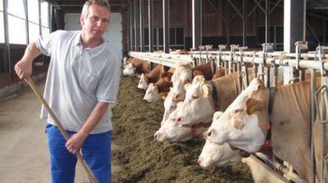 Milchbauer Uwe Manz aus Dapfen: Bei einem Milchpreis von 20 Cent pro Liter ist der Betrieb nicht rentabel. 
GEA-FOTO: DEWALD