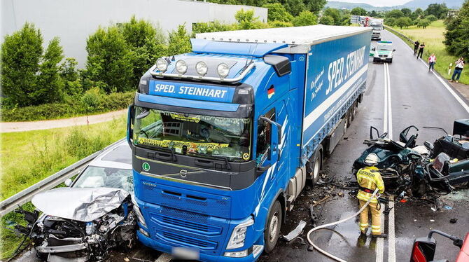 Der Fahrer des Mercedes konnte nur noch tot aus seinem völlig zerstörten Auto geborgen werden. Foto: www.7aktuell.de/Karsten Sch