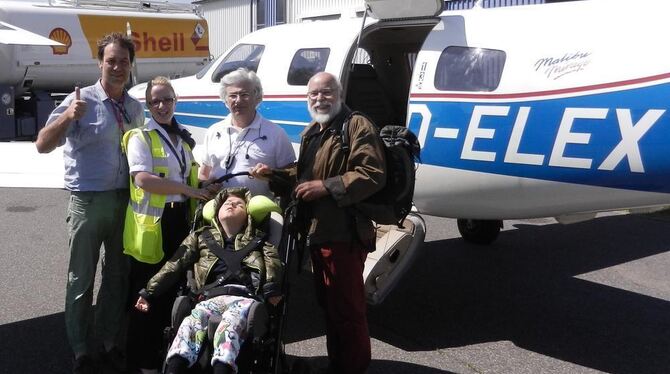 Der schwerstbehinderte Romeo Rösch samt Betreuer und Pilot vor dem Flug nach Berlin. FOTO: MÜLLER