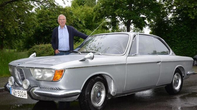 Sportlich unterwegs: Günter Maaß aus Altenburg, ehemaliger Vertragsspieler beim SSV Reutlingen, mit seinem BMW 2000 Coupé Automatik.  GEA-FOTOS: CONZELMANN