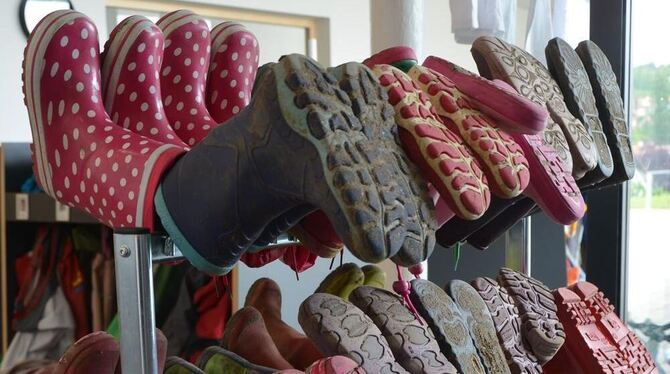 Stiefel ordentlich aufbewahrt: Der Johanneskindergarten könnte als Modell für eine weitere Betreuungseinrichtung dienen, hat Ratsherr Dr. Joachim Sabieraj vorgeschlagen. GEA-FOTO: US Stiefel ordentlich aufbewahrt: Der Johanneskindergarten könnte als Modell für eine weitere Betreuungseinrichtung dienen, hat Ratsherr Dr. Joachim Sabieraj vorgeschlagen. GEA-FOTO: US