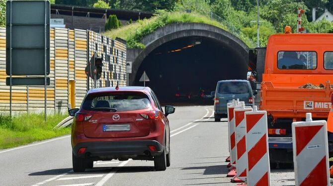 Mehr als 25 000 Fahrzeuge fahren täglich durch den Ursulabergtunnel. Von Montag an müssen sie sich durch Pfullingens Innenstadt quälen. FOTO: NIETHAMMER