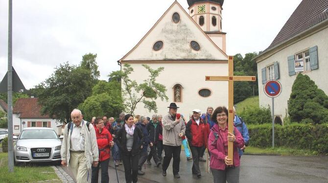 In Bichishausen machte sich die Pilgergruppe um Bischof Gebhard Fürst (mit weißer Mütze) gestern auf den Weg. Heute wird die Pilgertour auf dem Martinusweg von Großengstingen über Schloss Lichtenstein bis nach Pfullingen fortgesetzt. FOTO: BLOCHING