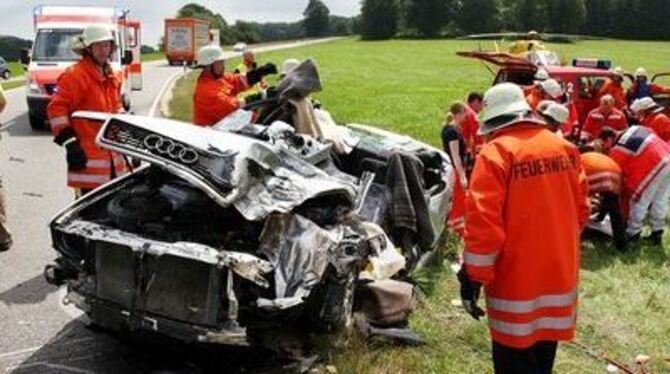 Nur noch ein Haufen Schrott: In diesem Audi wurde ein 26-Jähriger eingeklemmt und schwer verletzt.
FOTO: WARNACK