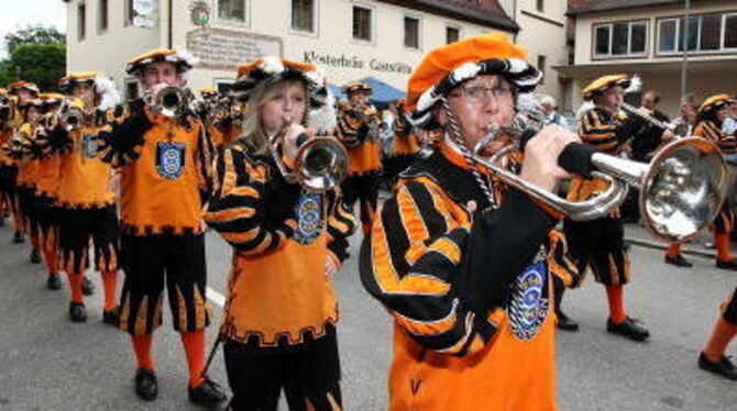 Lautstark gefeiert: Dem Geburtstagskind aus Zwiefalten gratulierten 25 Fanfarenzüge und Schalmeienkapellen. FOTO: WARNACK