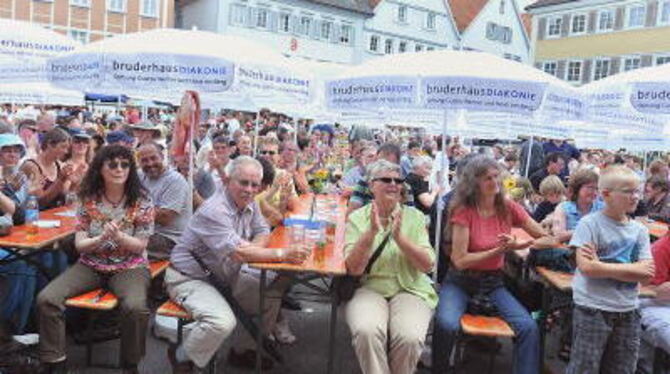 Geselliges Beisammensein: Die Besucher drängten in die &raquo;gute Stube Reutlingens&laquo;, den Marktplatz, aber auch in den Sp