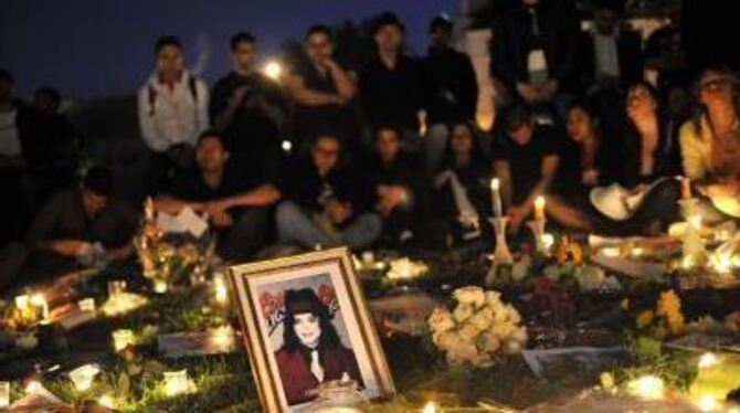Fans in Paris haben ein Porträt aufgestellt und Kerzen angezündet.
FOTO: DPA