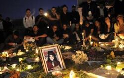 Fans in Paris haben ein Porträt aufgestellt und Kerzen angezündet.
FOTO: DPA
