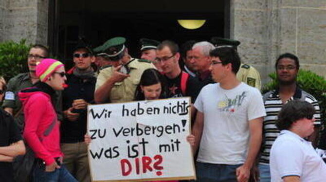 Bundesinnenminister Wolfgang Schäuble ist jetzt Ehrendoktor der Uni Tübingen. Die Demonstranten vor der Türe fanden seine Verdie