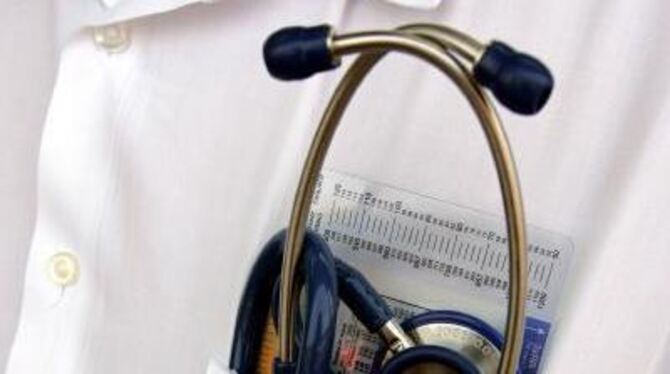 Ein Stetoskop steckt in einem Arztkittel.