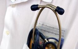 Ein Stetoskop steckt in einem Arztkittel.