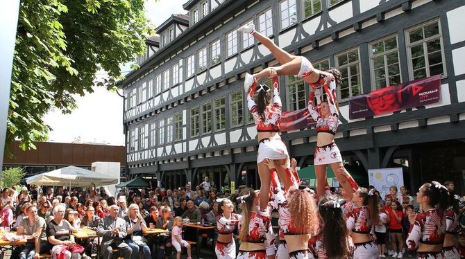Akrobatische Augenweide: Cheerleader der Dancing Shoes am Kanzleiplatz. FOTO: KOZJEK