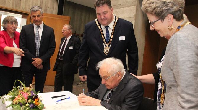 Albert Schuler trägt sich gemeinsam mit dem englischen Bürgermeister Peter Rooney und der Reutlinger Oberbürgermeisterin Barbara Bosch ins Goldene Buch der Stadt ein. Die Feier wurde umrahmt von der »Twin City Jazz Band« aus Ellesmere. FOTOS: LEISTER