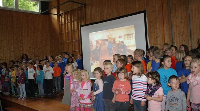 Der Schulchor sang gemeinsam mit den Kindergartenkindern »Ein Hoch auf uns«. FOTO: IN