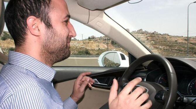 Nir Gideon, Entwicklungsexperte bei Mobileye in Jerusalem, lässt sich von einem »autonomen Audi« herumfahren. Foto: Stefanie