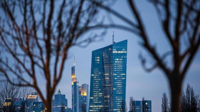 EZB-Sitz in Frankfurt am Main: Die Krisenpolitik beschäftigt jetzt das Bundesverfassungsgericht. Foto: Frank Rumpenhorst/Arch