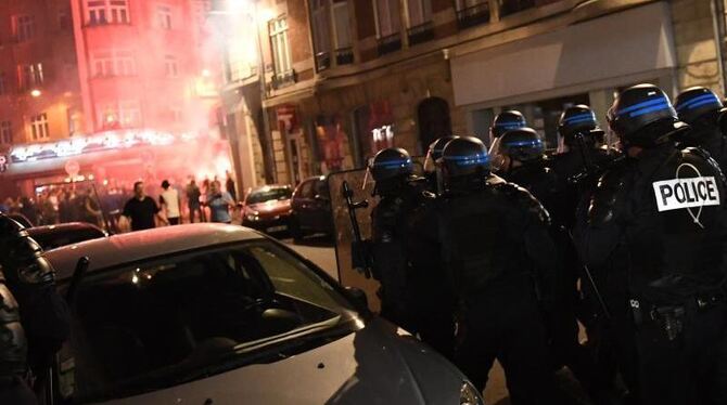 Polizeibeamte beim Einsatz gegen randalierende Hooligans im französischen Lille. Foto: Marius Becker