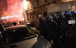 Polizeibeamte beim Einsatz gegen randalierende Hooligans im französischen Lille. Foto: Marius Becker