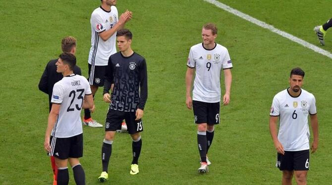 Die DFB-Mannschaft erspielt sich knapp zwanzig Chancen, doch die Vorrunde endet ohne weiteres Tor. Dementsprechend verhalten
