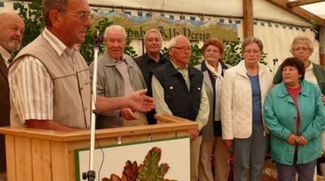 Fritz Pettenon und Günther Walter ehrten beim Jubiläumsfest Gründungsmitglieder des Albvereins Gächingen-Lonsingen.
FOTO: GÄRTNE