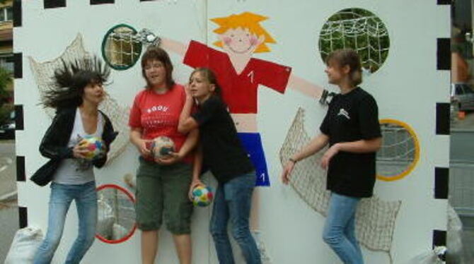 Junge Handballspielerinnen in Aktion vor einer Torwand. FOTO: KAB