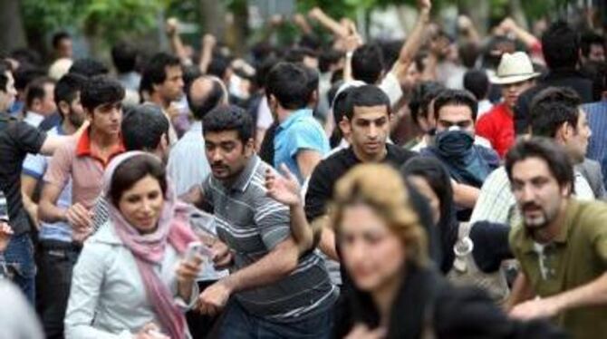Knüppel aus dem Sacke: Demonstranten fliehen in Teheran vor der anrückenden Polizei. FOTO: DPA