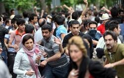 Knüppel aus dem Sacke: Demonstranten fliehen in Teheran vor der anrückenden Polizei. FOTO: DPA