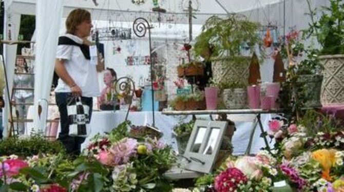Beim Mössinger Rosenmarkt gibt es wunderbare Sträuße sowie eine große Auswahl an Blumen zum Einpflanzen. 
FOTO: MAIER