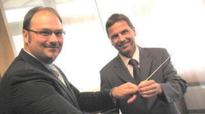 Jakob Janotta (links) übernahm nun auch endgültig den Stab bei der Musikschule, überreicht von Bürgermeister Christof Dold. FOTO