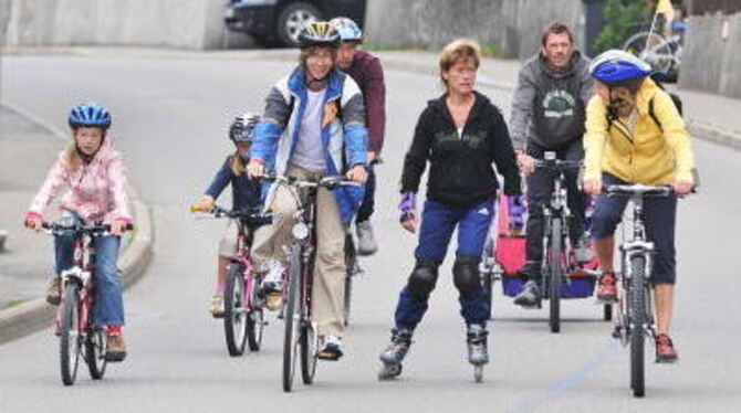 Mit Muskelkraft-Antrieb waren gestern Große und Kleine im Lautertal unterwegs. GEA-FOTO: PACHER