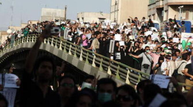 Die Massenproteste der Opposition im Iran gehen weiter - das Regime bleibt hart. FOTO: DPA
