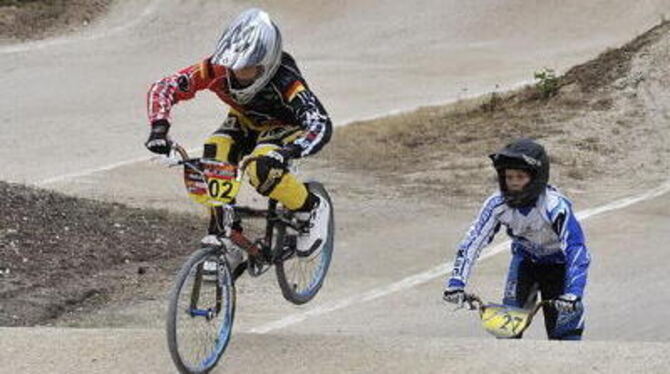 Beim BMX-Rennen schieben sich die lokalen Starter weit nach vorne. FOTO: NIETHAMMER