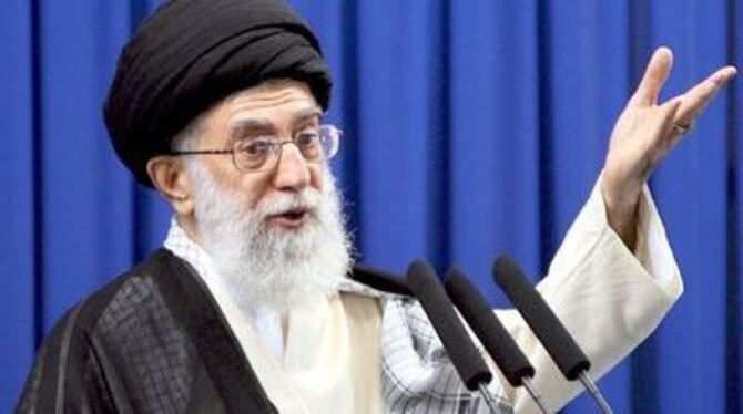 Ajatollah Ali Chamenei, opberster Führer des Iran, hält die Wahl Ahmadinedschads für rechtmäßig.
ARCHIVFOTO: DPA