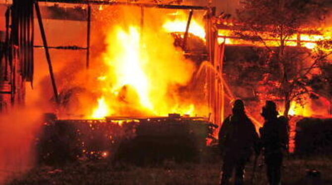 Trotz massivem Löscheinsatz war eine landwirtschaftliche Lagerhalle in Jetttenburg nicht mehr zu retten. GEA-FOTO: MEYER