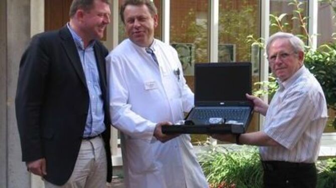 Ein kleiner Koffer mit wertvollem Inhalt, der Patienten in Bad Urach künftig das Leben leichter macht, präsentiert vom Ärztliche