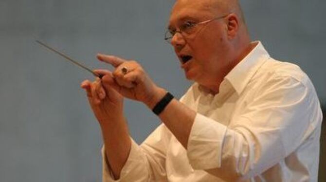 Klare Ansagen: Manfred Trojahn probt mit der Philharmonie.
GEA-FOTO: KNAUER