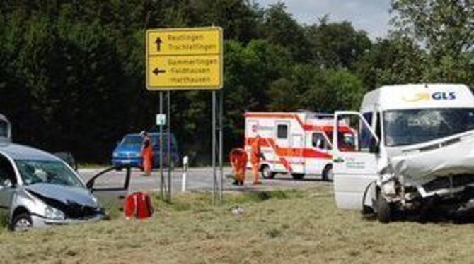 TROCHTELFINGEN.  Beim Zusammenstoß eines Pkw mit einem Kleintransporter sind heute Vormittag vier Personen schwer verletzt worde