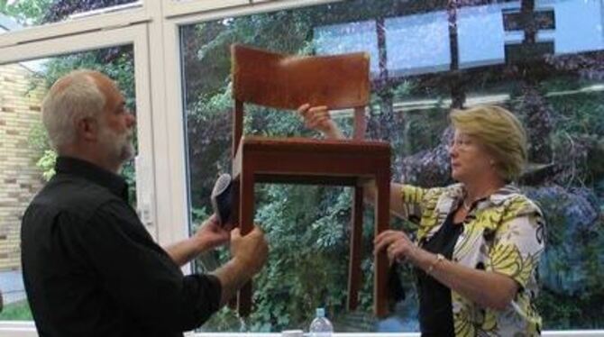 Drückt der Wind  gegen die Fenster, läuft der Regen in die Klassenzimmer, wo Tische und Stühle langsam aus dem Leim gehen: Ortsv