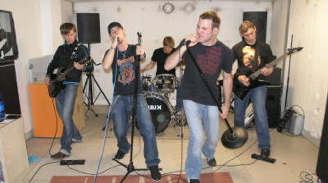 Proben im Jugendhaus Hohbuch, hoffen auf Chance in Österreich: die Mitglieder der Metal-Band &raquo;Deadly Embrace&laquo; (von l