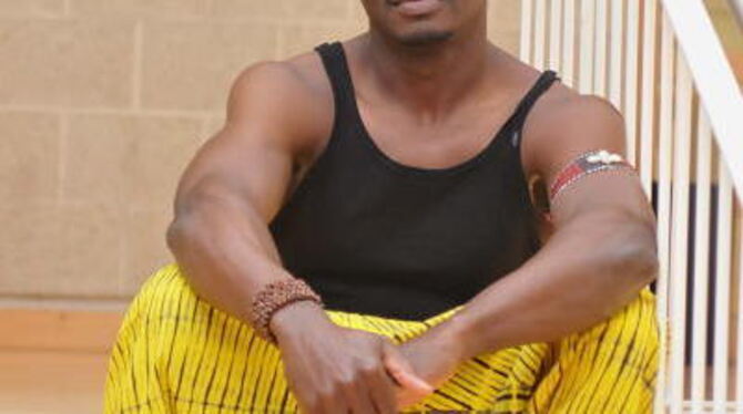 Im Tanzkostüm auf der VHS-Treppe: Moshood Adekunle aus Nigeria, Tänzer, Choreograph, Zeichner, Maler - und seit ungefähr zweiein