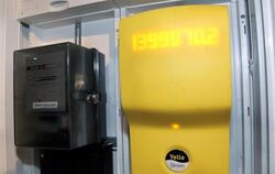 Der gelbe, digitale Stromkasten des Stromanbieters Yello Strom hängt neben einem herkömmlichen Stromzähler . Foto: Stephanie 