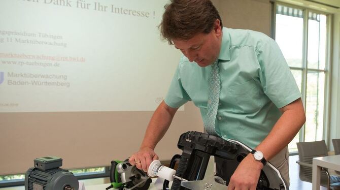 Stephan Czarnecki, Referatsleiter Produktsicherheit und ortsbewegliche Güter, zeigt exemplarisch die Prüfung eines Rasenmäher-Ro