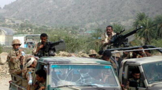 Vergeblich suchen Regierungssoldaten bislang nach den Geiseln und ihren Entführern im Jemen. FOTO: DPA