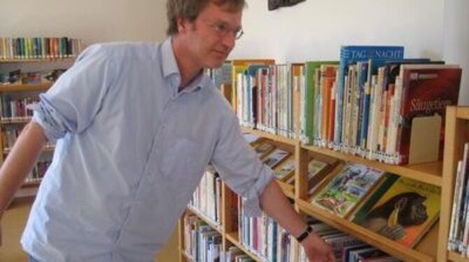 Büchereileiter Stefan Bihler nimmt sich jetzt den Jugendbuchbereich vor.
FOTO: BUT