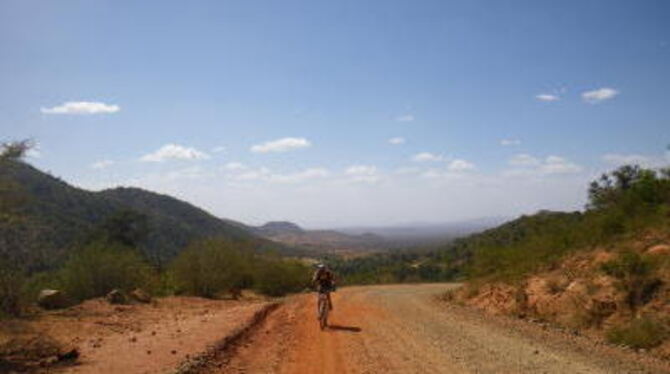 Radtour für viele gute Zwecke: Werner Bitzer hatte bereits 6 500 Kilometer bei seiner Reise durch den afrikanischen Kontinent hi