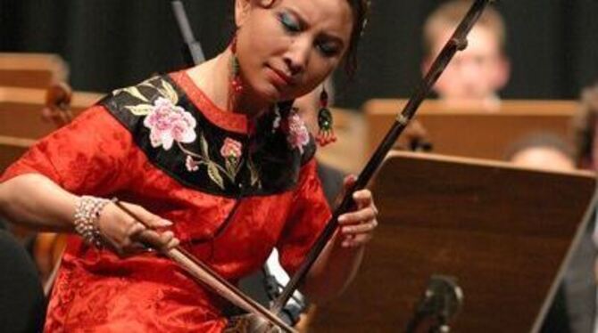 Kunst im Kimono: Ma Xiaohui an der chinesischen Geige &raquo;Erhu&laquo;.
GEA-FOTO: KNAUER