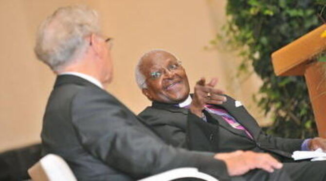 Weltethos-Präsident Hans Küng (links) stellt Fragen, Friedensnobelpreisträger Desmond Tutu erweist sich als äußerst lebhafter Ge