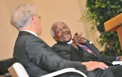 Weltethos-Präsident Hans Küng (links) stellt Fragen, Friedensnobelpreisträger Desmond Tutu erweist sich als äußerst lebhafter Ge