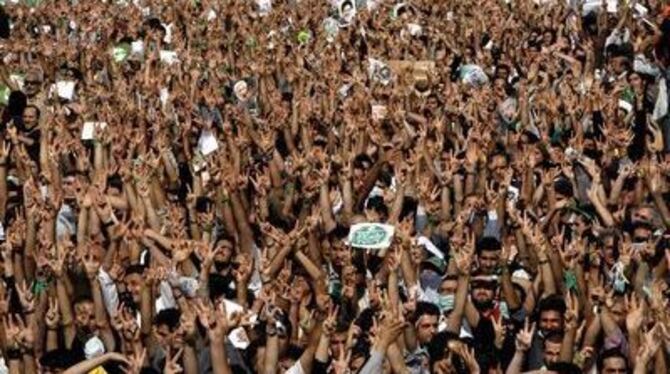 Hundertausende Anhänger von Oppositions-Führer Mussawi protestieren in den Straßen Teherans.
FOTO: DPA